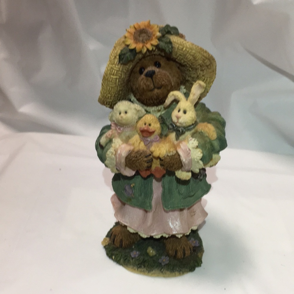 2002 T.B.C. Bearstone Miss Hattie & Company.Springtime Friends”